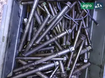 Болт до трактора John Deere - фото